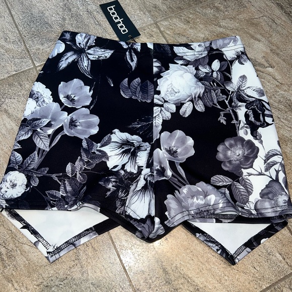 Black & White floral Skort Size 6/UK10 - Picture 3 of 3